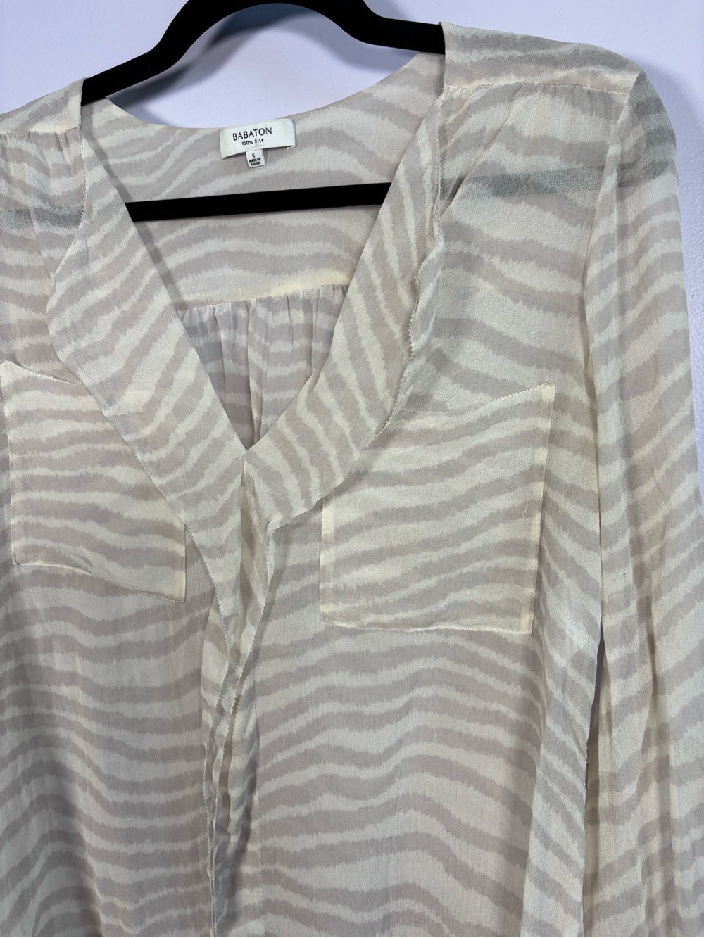 Babaton Aritzia Beige and Cream Zebra-Print Silk Chic V-Neck Blouse Size Small - Picture 3 of 10